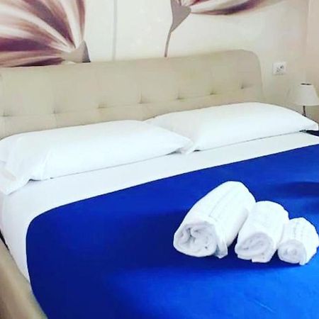 Deluxe Rooms And Chilling Jacuzzi Suite Guesthouse Rome Ruang foto