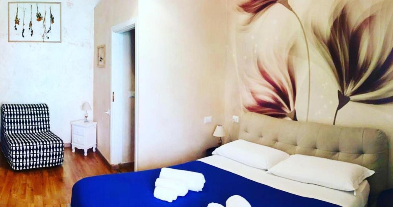 Deluxe Rooms And Chilling Jacuzzi Suite Guesthouse Rome Bagian luar foto