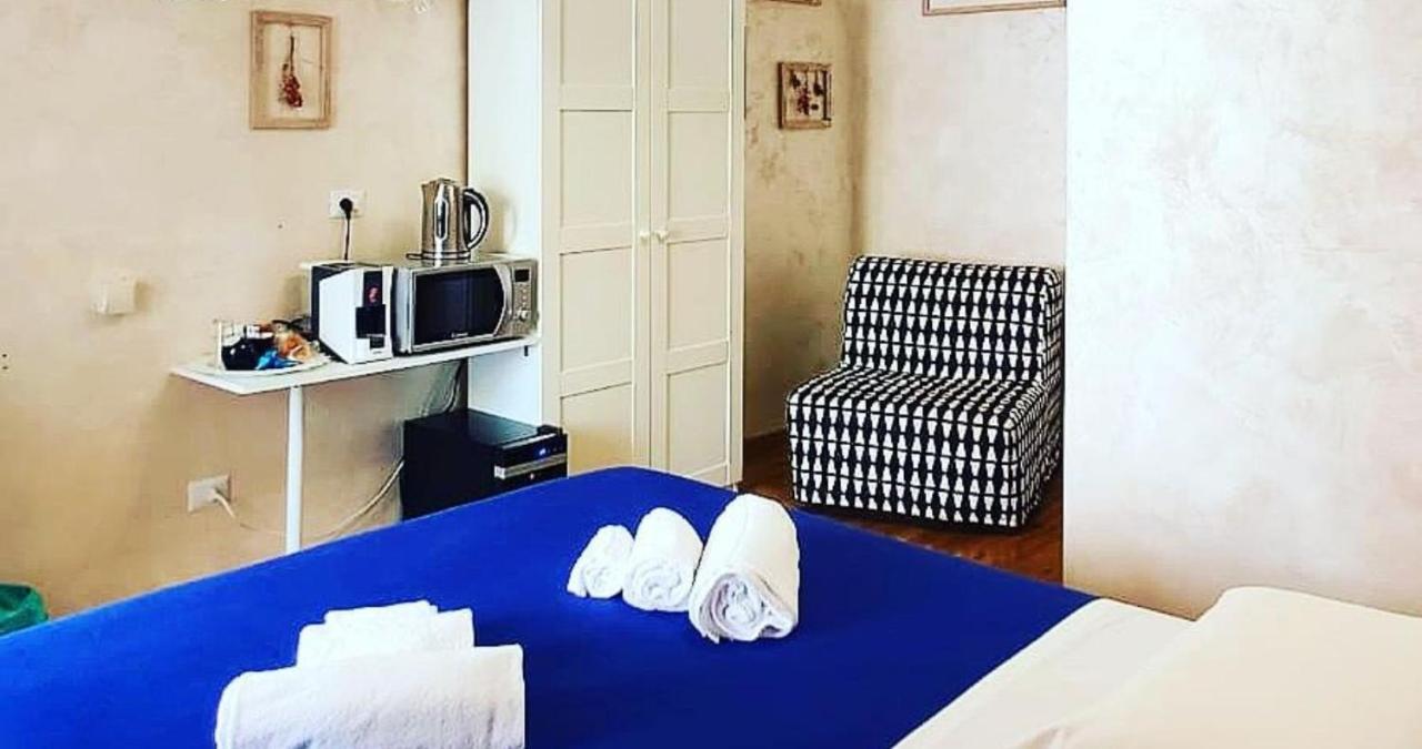 Deluxe Rooms And Chilling Jacuzzi Suite Guesthouse Rome Bagian luar foto