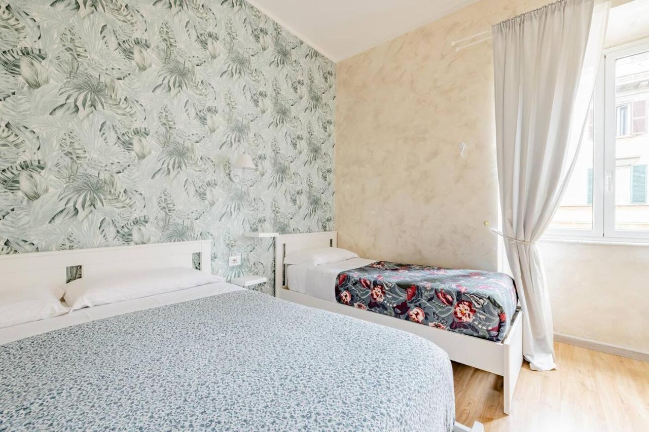 Deluxe Rooms And Chilling Jacuzzi Suite Guesthouse Rome Bagian luar foto