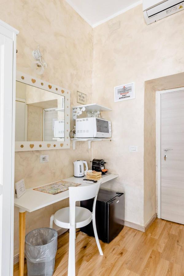 Deluxe Rooms And Chilling Jacuzzi Suite Guesthouse Rome Bagian luar foto