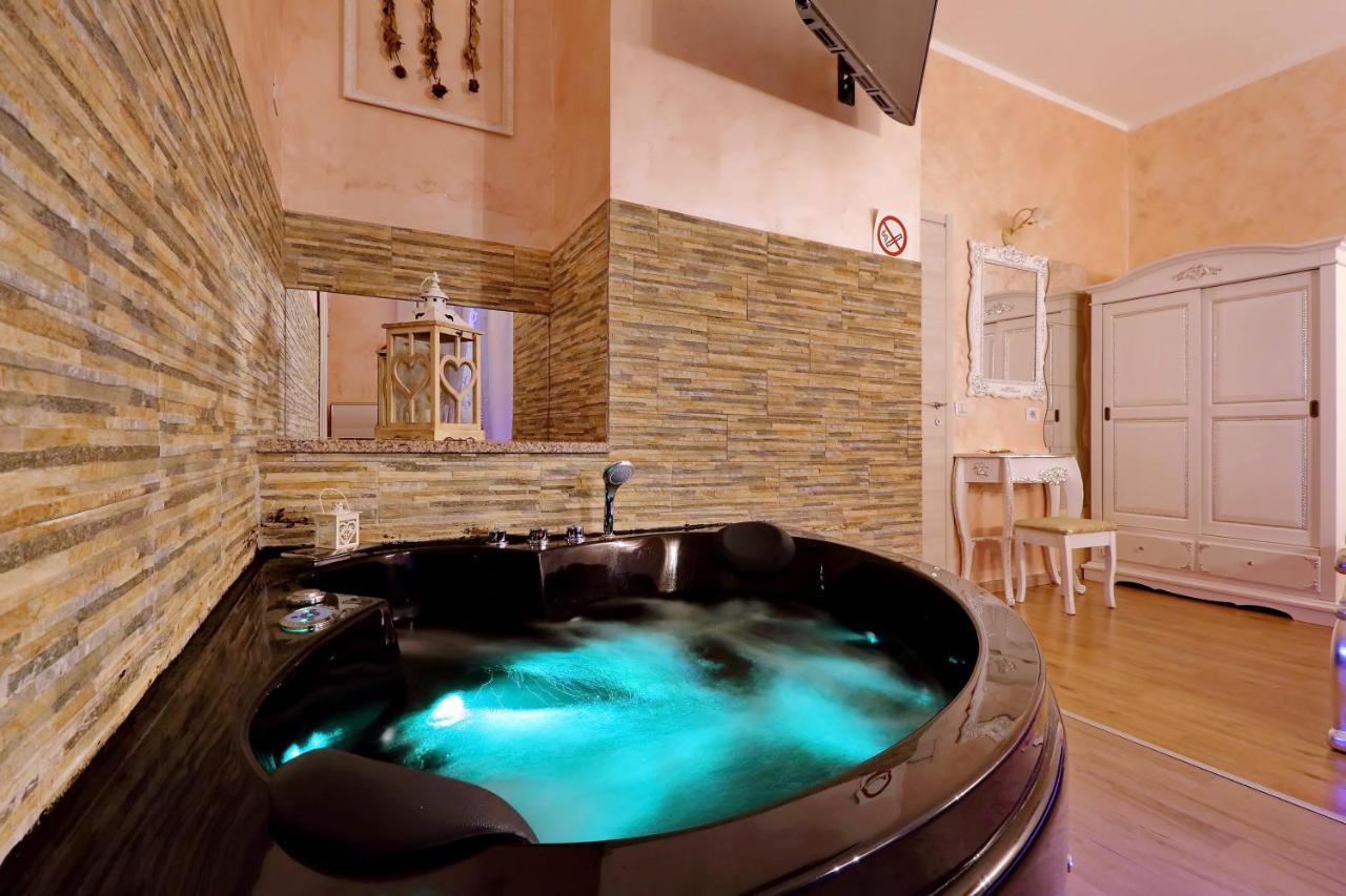 Deluxe Rooms And Chilling Jacuzzi Suite Guesthouse Rome Bagian luar foto