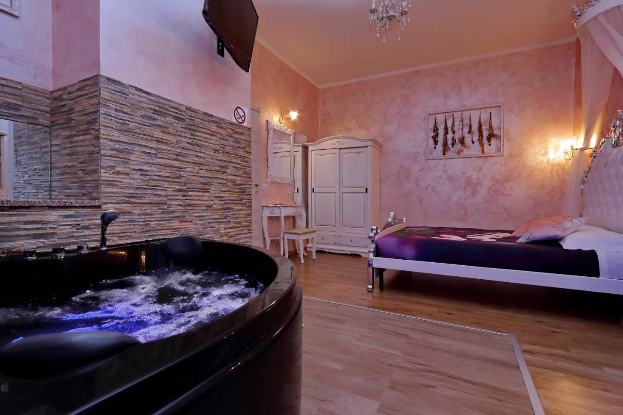 Deluxe Rooms And Chilling Jacuzzi Suite Guesthouse Rome Bagian luar foto